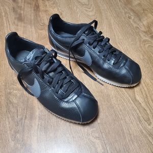 Mens 8.5 Black and White Cortez